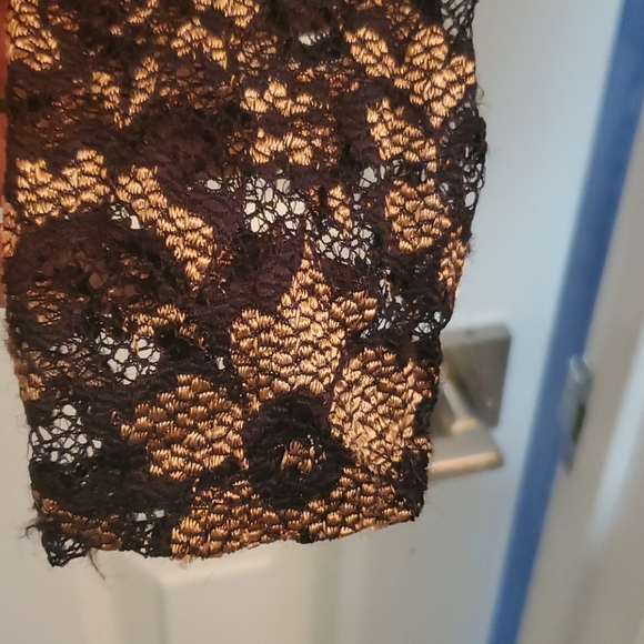 Adorable lace top - Picture 2 of 5